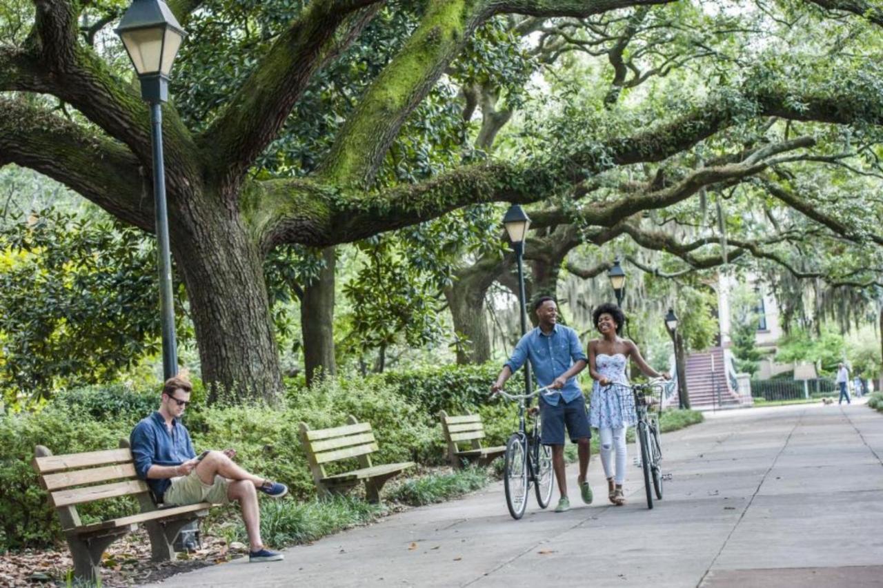 Southern Charmer-Historic District Downtown-Front Porch-Walk Score 90!!-Private Parking-1 Minute To Forsyth Park Savannah Exterior photo