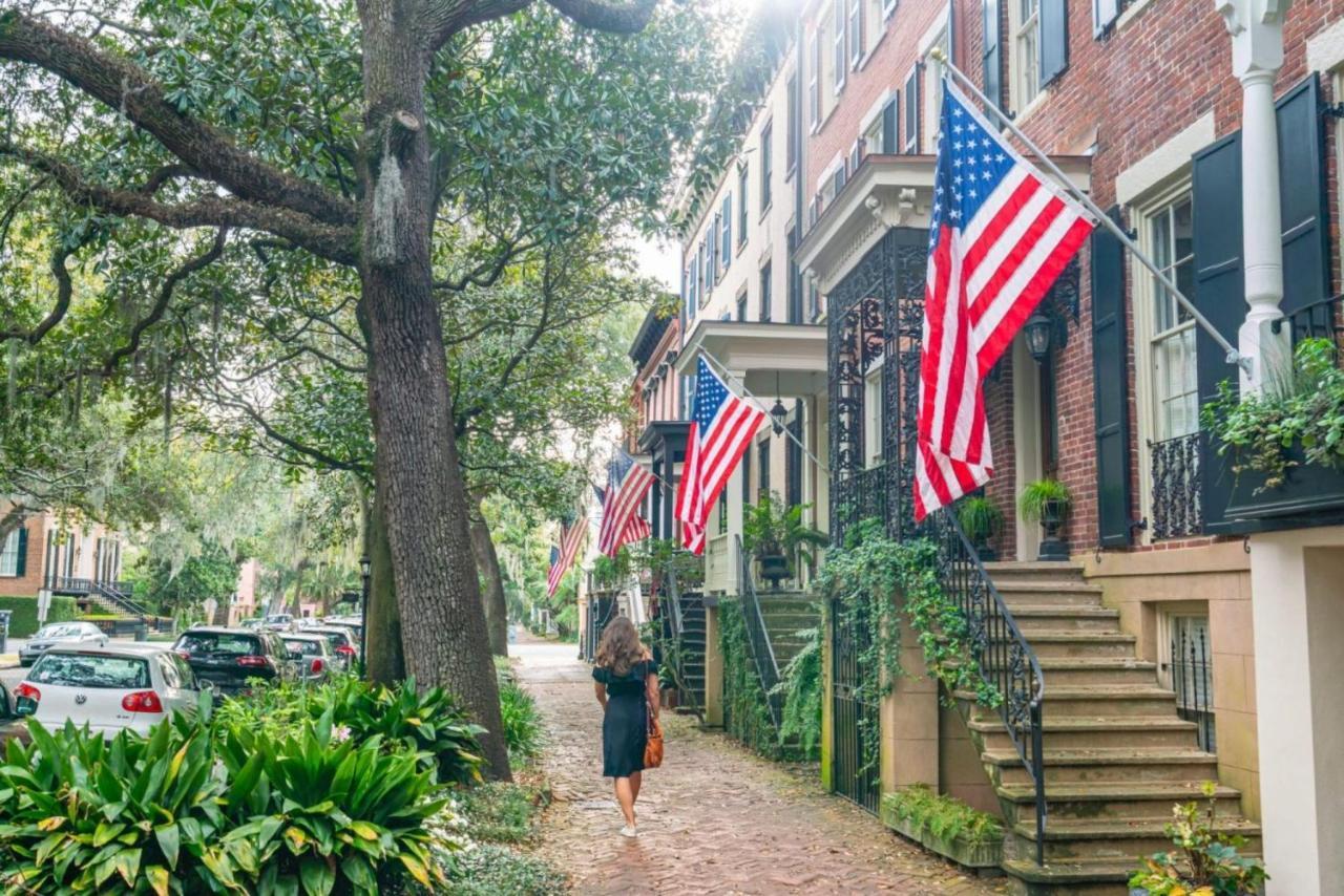 Southern Charmer-Historic District Downtown-Front Porch-Walk Score 90!!-Private Parking-1 Minute To Forsyth Park Savannah Exterior photo