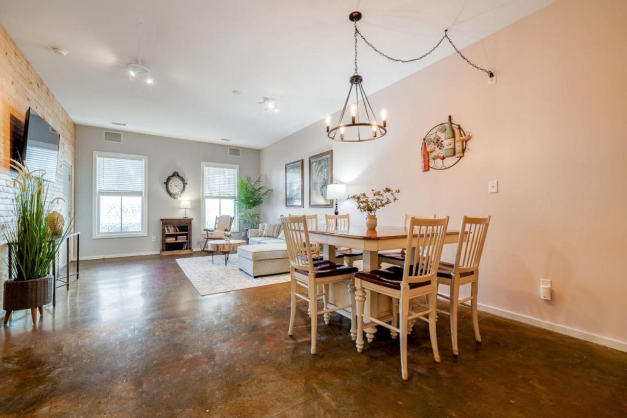 Southern Charmer-Historic District Downtown-Front Porch-Walk Score 90!!-Private Parking-1 Minute To Forsyth Park Savannah Exterior photo