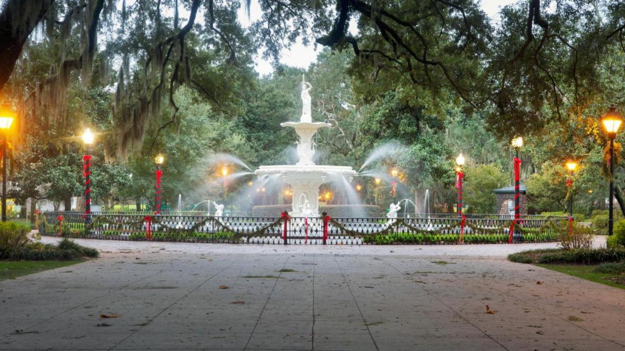 Southern Charmer-Historic District Downtown-Front Porch-Walk Score 90!!-Private Parking-1 Minute To Forsyth Park Savannah Exterior photo