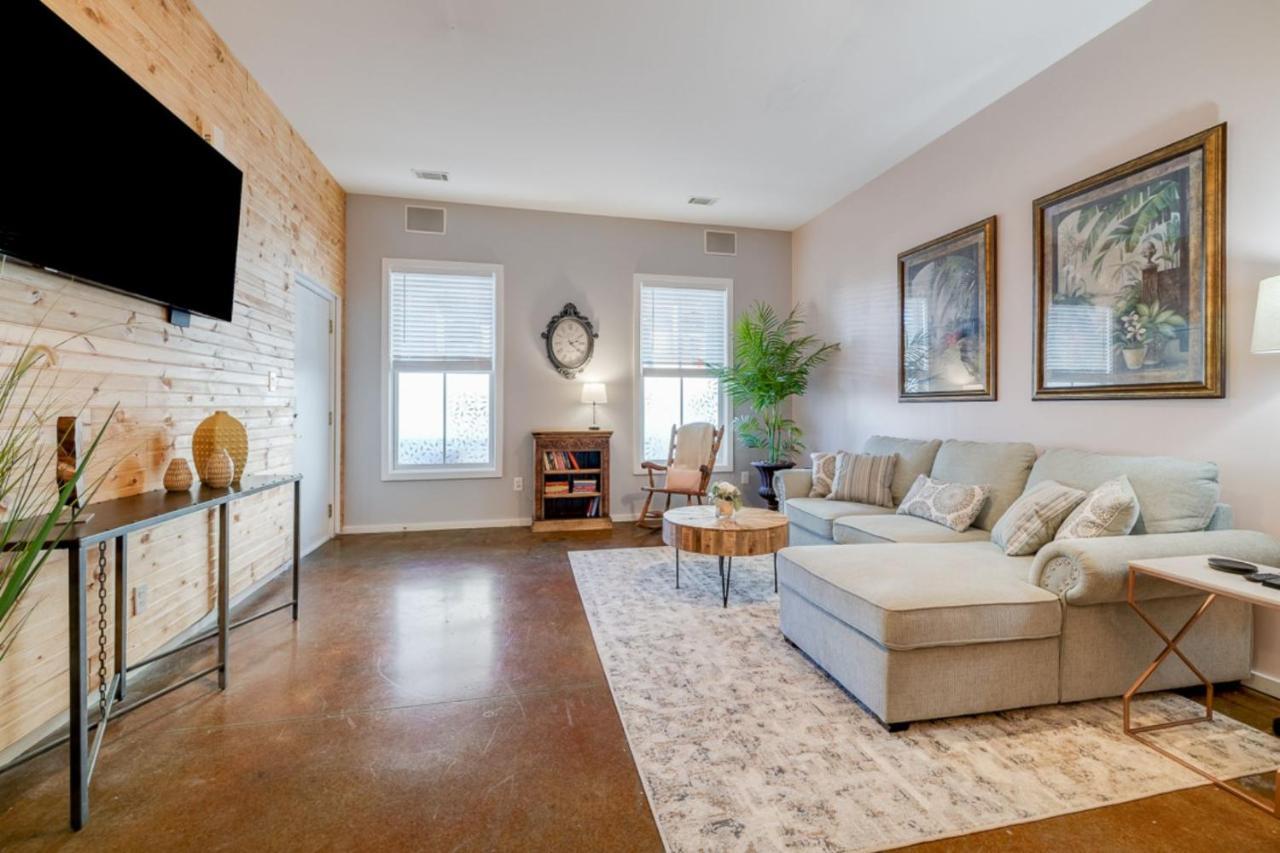 Southern Charmer-Historic District Downtown-Front Porch-Walk Score 90!!-Private Parking-1 Minute To Forsyth Park Savannah Exterior photo